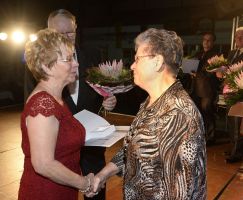 Auszeichnung Regina Bieneck-Wiegand mit der GutsMuths Ehrenplakette in Gold
