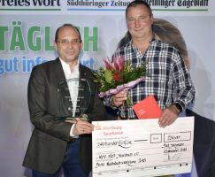 Tino Richter von der Wartburg Sparkasse zeichnete den WSV 07 Steinbach mit dem Sonderpreis aus.
