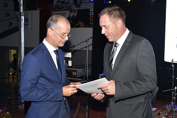 Tom Gröll (links) erhält die Ehrennadel des Landessportbundes von dessen Hauptgeschäftsführer Thomas Zirkel (rechts).
